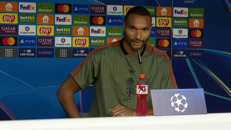 Der FC Bayern hat mit Trainer Vincent Kompany verlängert. Jonathan Tah verrät, wie diese Überraschung bei der Mannschaft ankam und wie der Coach sie übermittelte. 