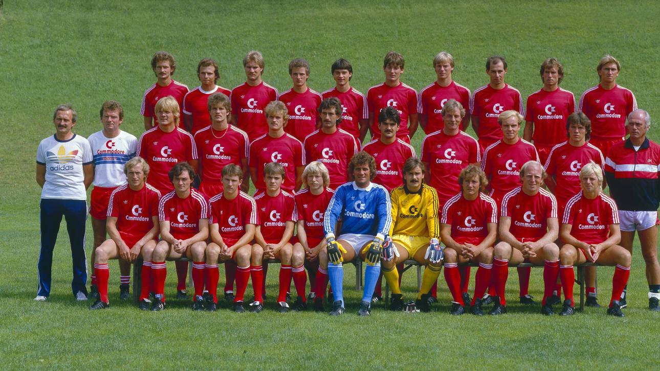 Die Mannschaft des FC Bayern von 1984 um Calle Del'Haye, Lothar Matthäus und Trainer Udo Lattek