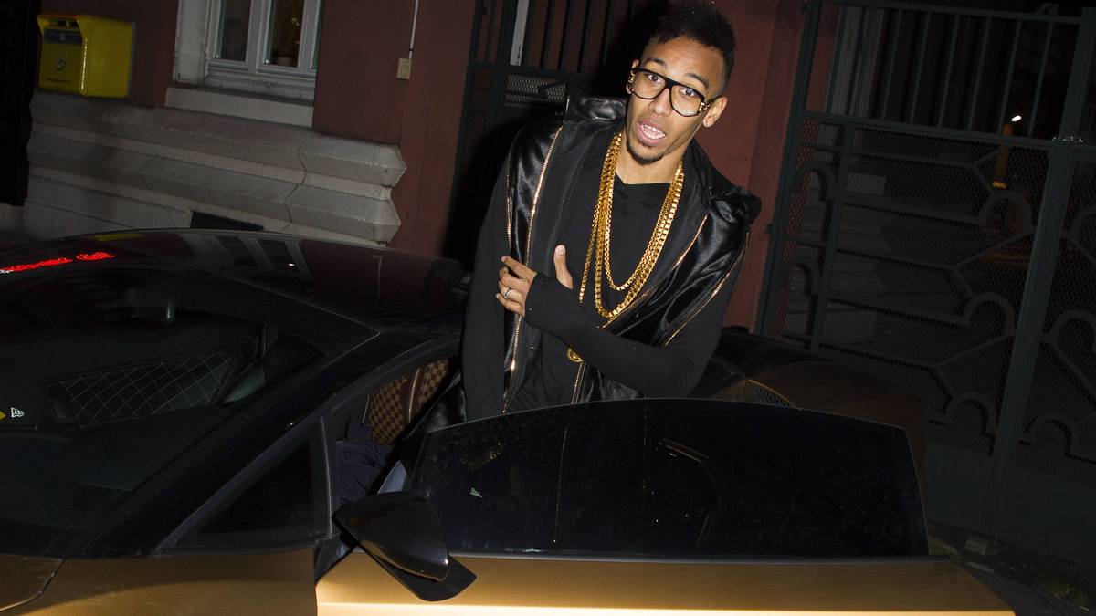 Nun wären da noch die Autos. Der Topsprinter liebt es nicht nur auf dem Platz schnell, sondern auch abseits des grünen Rasens. Und mit seinem goldenen Lamborghini sorgt er auch auf den Straßen für Aufsehen