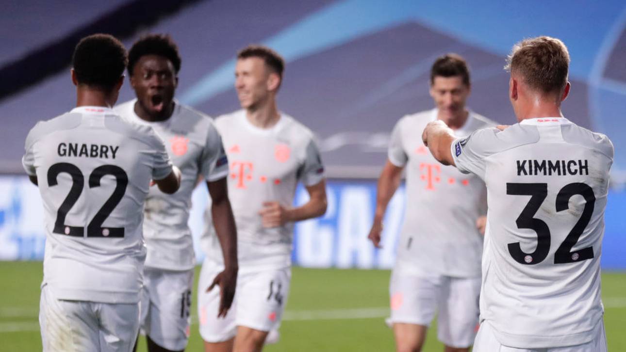 Joshua Kimmich (r.) wusste nach seinem Tor, bei wem er sich bedanken musste
