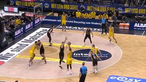 Die Tigers Tübingen können gegen ALBA Berlin nur gut ein Viertel mithalten, doch kommen auch dank eines irren 30:3-Laufes der Hauptstädter gehörig unter die Räder. 