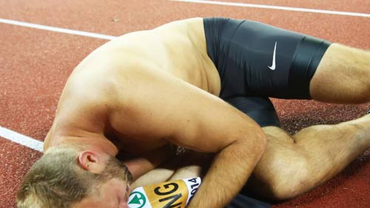 Aber was ist das? Statt - wie üblich - sein Trikot zu zerreißen, legt er sich auf die Bahn und kuschelt mit dem Shirt. Seine Oma Renate hatte sich vorher gewünscht, dass er es nicht kaputt macht