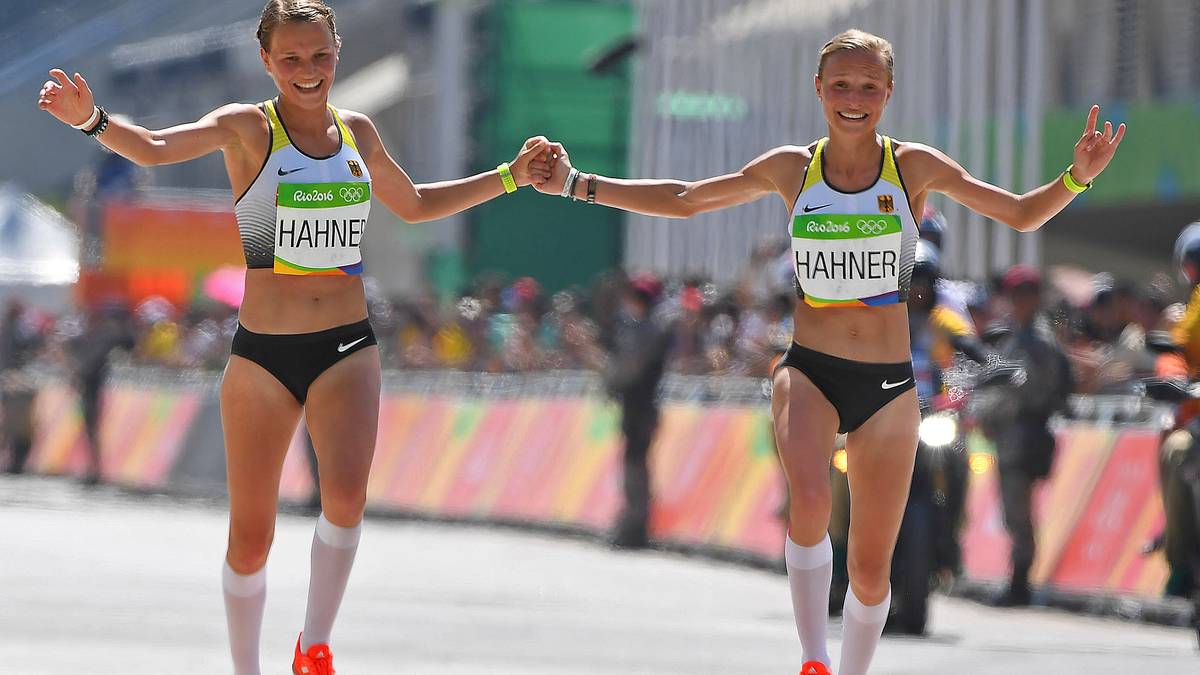 Sie erfüllten sich ihren olympischen Traum. Anna (l.) und Lisa Hahner gingen im Marathon an den Start und liefen dann auf den indiskutablen Rängen 81 und 82 Hand-in-Hand ins Ziel. Während es für die Zwillinge ein "einmaliger Moment" war, stieß das Verhalten nicht nur beim Deutschen Leichtathletik-Verband auf Kritik