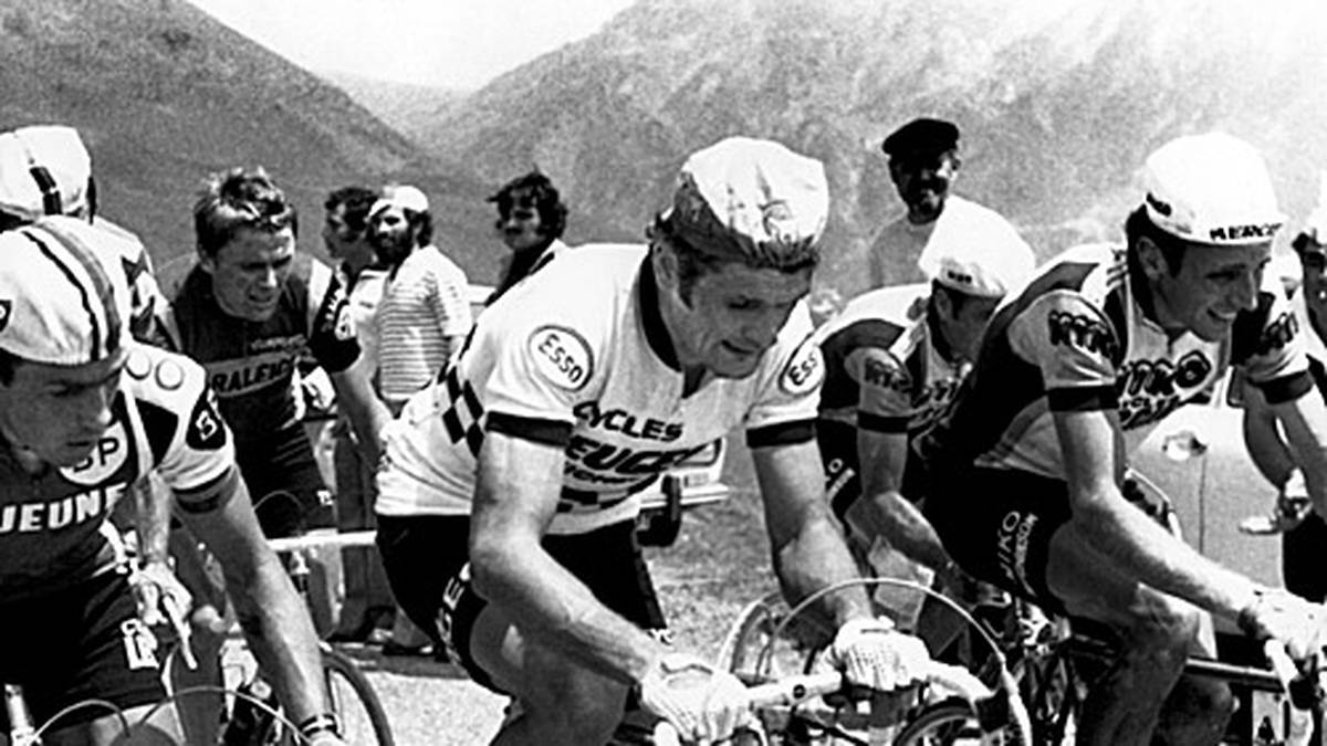 1977 liefern sich der Belgier Lucien Van Impe, Lokalheld Bernard Thevenet und der Niederländer Joop Zoetemelk (v.l.) ein heißes Duell. Van Impe schafft es und schlüpft ins Bergtrikot - am Ende ist er auch in Paris vorn