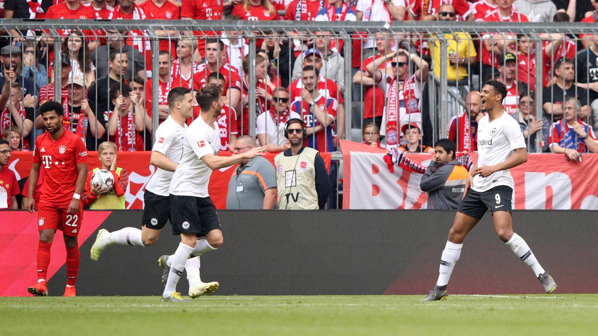 Dann der Schock in der 50. Minute. Sebastien Haller gleicht nach einer Ecke für Frankfurt aus. Ribéry und Robben werden zum Warmmachen geschickt