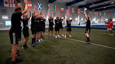 Nicht nur an den Pokertischen sind die deutschen Profis gefürchtet. Während der World Series of Poker trifft sich alljährlich die Zocker-Community zum Hobbyturnier. Diesmal hatten die Deutschen die Nase vorn. Vielleicht auch, weil eine "Neuverpflichtung" im Kader stand...