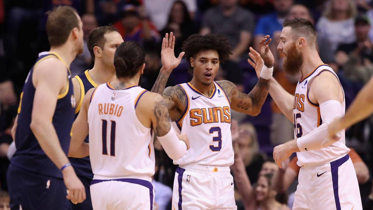 PHOENIX SUNS: Nach der Suspendierung von DeAndre Ayton und der Verletzung von First-Round-Pick Ty Jerome erwartete niemand mehr etwas von den Suns. Aber die Suns stehen als Team zusammen. Das beweisen sie von Beginn an. Gegen die hochgelobten Clippers feiert Phoenix nicht nur einen Sieg, man gewinnt auch verdient. Nun scheint man zu ernten, was man in der Offseason gesät hat. Die einzige Frage ist, wie gut dieses Team wirklich ist