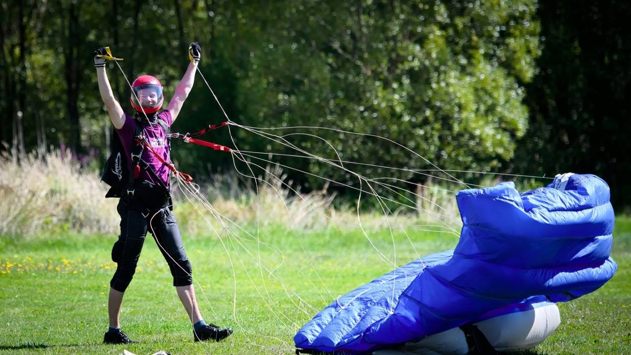 Fallschirmspringen: Bunkus Meister im Canopy Piloting