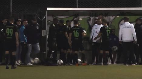 In der Berlin-Liga kommt es zwischen Novi Pazar und dem FC Brandenburg 03 nach 24 Minuten zu einer kuriosen Spielunterbrechung: Der Platzwart stoppt die Partie, weil Falschparker unter anderem die Feuerwehreinfahrt blockieren. 