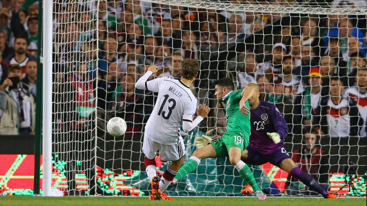 Auch Thomas Müller zeigt ungewohnte Schwächen beim Abschluss. Der Bayern-Star vergibt aus kurzer Distanz den möglichen Ausgleich und schießt den Ball über das Tor