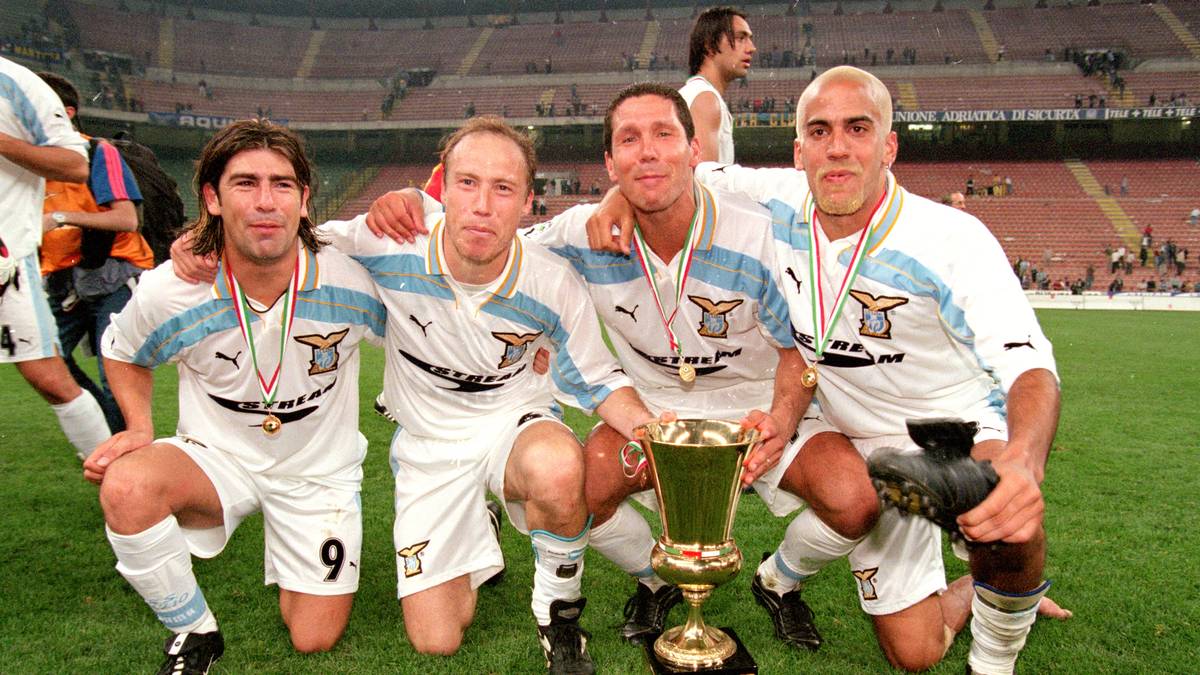 Auch in Italien erringt der Argentinier große Erfolge. Nach seinem Wechsel 1999 von Inter zu Lazio Rom, wo er vier Jahre bleibt, gewinnt er in der ersten Saison 1999/00 das italienische Double