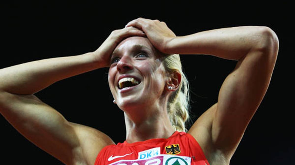 Freuen darf sich auch Cindy Roleder. Sie holt über 100 Meter Hürden der Frauen Bronze