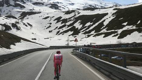 Freie Sicht auf den Schnee: Spitzenreiter Tadej Pogacar 