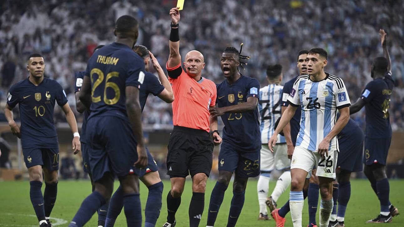 Final-Schiedsrichter wird gefeiert