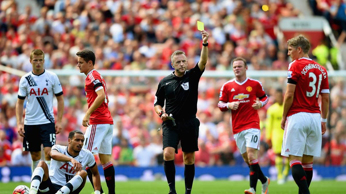 Und Schweinsteiger hält sich nicht zurück. In der 69. Minute bekommt er für ein taktisches Foul die Gelbe Karte von Referee Jonathan Moss gezeigt