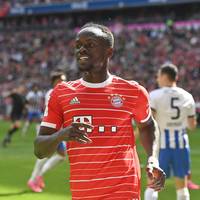 Sadio Mané erlebt eine unglückliche erste Saison im Trikot des FC Bayern. Uli Hoeneß verteidigt jedoch die Verpflichtung des Senegalesen.