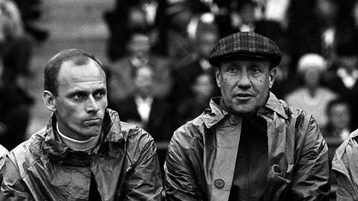 Die Liga hatte er über Jahrzehnte hinweg entscheidend mitgeprägt. Seine Trainerlaufbahn begann er aber beim DFB. 1965 berief ihn der legendäre Bundestrainer Helmut Schön (l.) zu seinem Assistenten. Lattek war damals gerade mal 30 Jahre alt