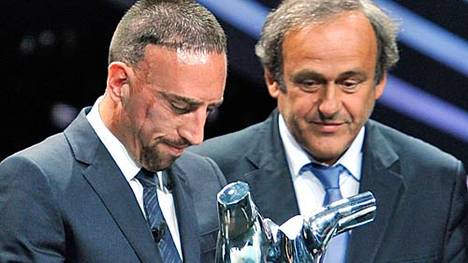 Uefa-Boss Michel Platini (r.) setzt Franck Ribery unter Druck