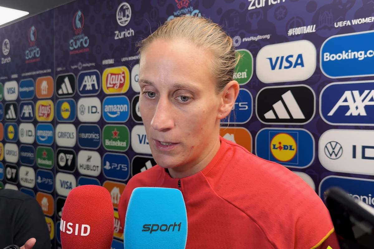 Ann-Katrin Berger hat eine besondere Verbindung zu ihrem Opa, der eigentlich erst zum EM-Finale kommen sollte. Die DFB-Keeperin erklärt, warum er plötzlich schon gegen Spanien vor Ort war.