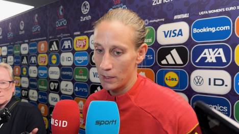 Ann-Katrin Berger hat eine besondere Verbindung zu ihrem Opa, der eigentlich erst zum EM-Finale kommen sollte. Die DFB-Keeperin erklärt, warum er plötzlich schon gegen Spanien vor Ort war.