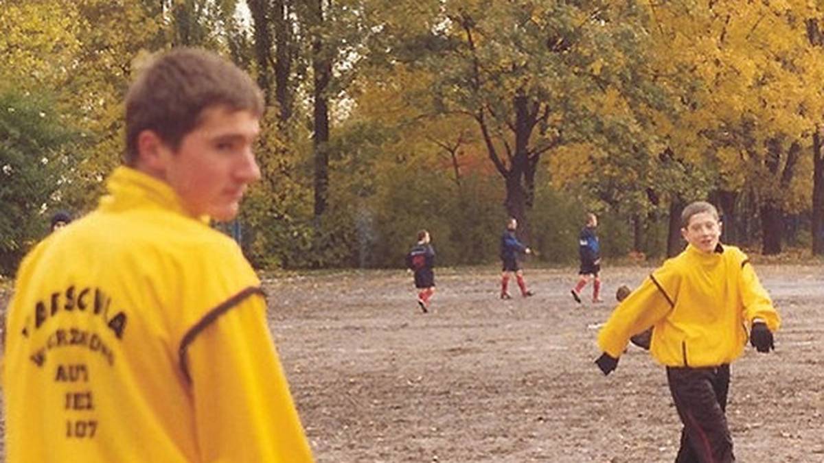 Ascheplatz, Regen und Gummistollen: So beginnt die Karriere von Lewandowski. Der Pole erlernt das Fußballspielen im Alter von zehn Jahren. Seine erste Jugendmannschaft ist die von Partyzant Leszno. Für die kickt er von 1996 bis 1997 