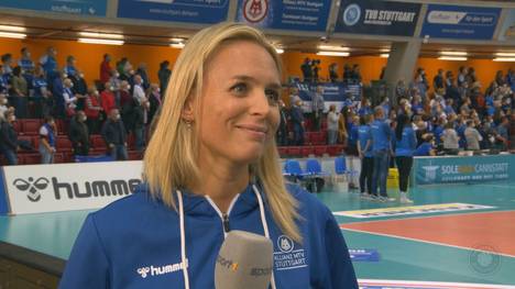 Der Allianz MTV Stuttgart schlägt Wiesbaden deutlich und verweilt weiter ungeschlagen an der Tabellenspitze. Nach der Partie lobt Sportdirektorin Renkema ihr Team und nennt den  überraschenden Hauptkonkurrenten im Kampf um den Titel.