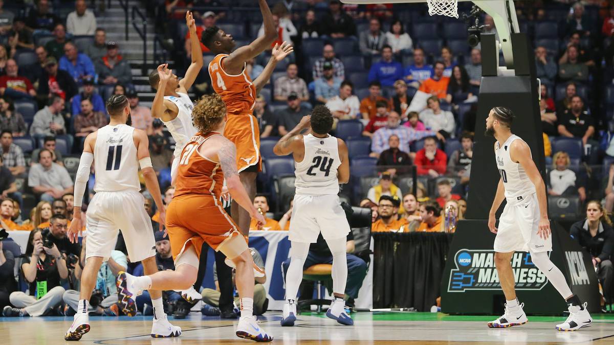 NBA-Vergleich: Rudy Gobert - der Franzose zeigt bei den Utah Jazz, wie wertvoll ein Defensiv-Monster in der Mitte ist. Orlando will Bismack Biyombo offenbar loswerden - wegen Bamba? Der Junge kam am College in Texas auf 36 Minuten gerechnet auf irre 4,3 Blocks, guter Rebounder. Offensiv ist er brauchbar (Freiwurfquote 68 Prozent, 14 von 51 Dreier). Schwächen: Fußarbeit, muss stärker werden und auch körperlicher spielen, nimmt sich Pausen