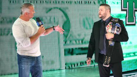 Shane McMahon (l.) zwang Kevin Owens in ein Match mit einem WWE-Rückkehrer