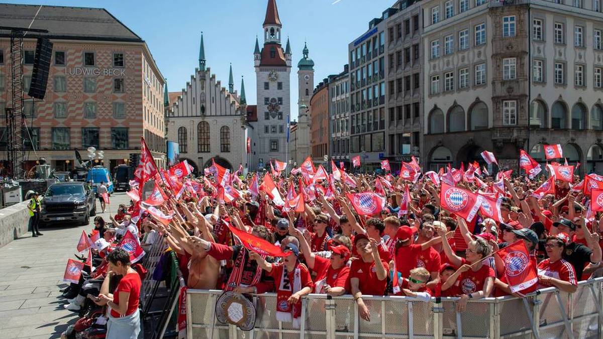 Fans vom FC Bayern München auf dem Marienplatz