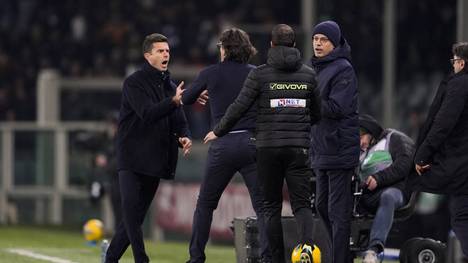 Thiago Motta (l.) und Paolo Vanoli (m.) sehen Rot