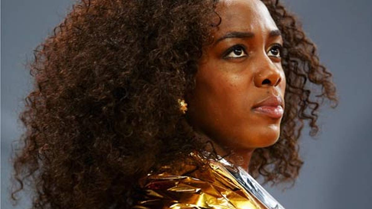 Gold geht an Tiffany Porter. Die Britin scheint sich bei der Siegerehrung mit der Medaille aus Gold allein nicht zufrieden zu geben