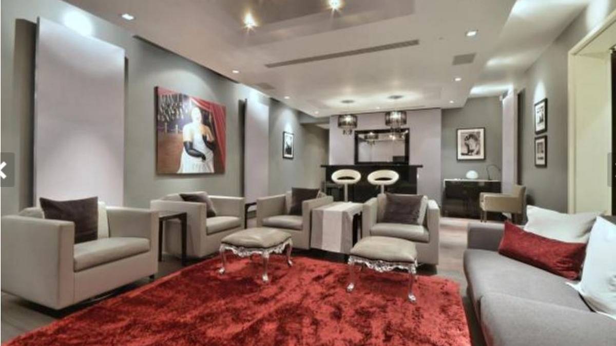 Für rund zehn Millionen Pfund hat sich Özil Berichten englischen Medien zufolge im Londoner Norden ein Haus zugelegt. Und was für eins