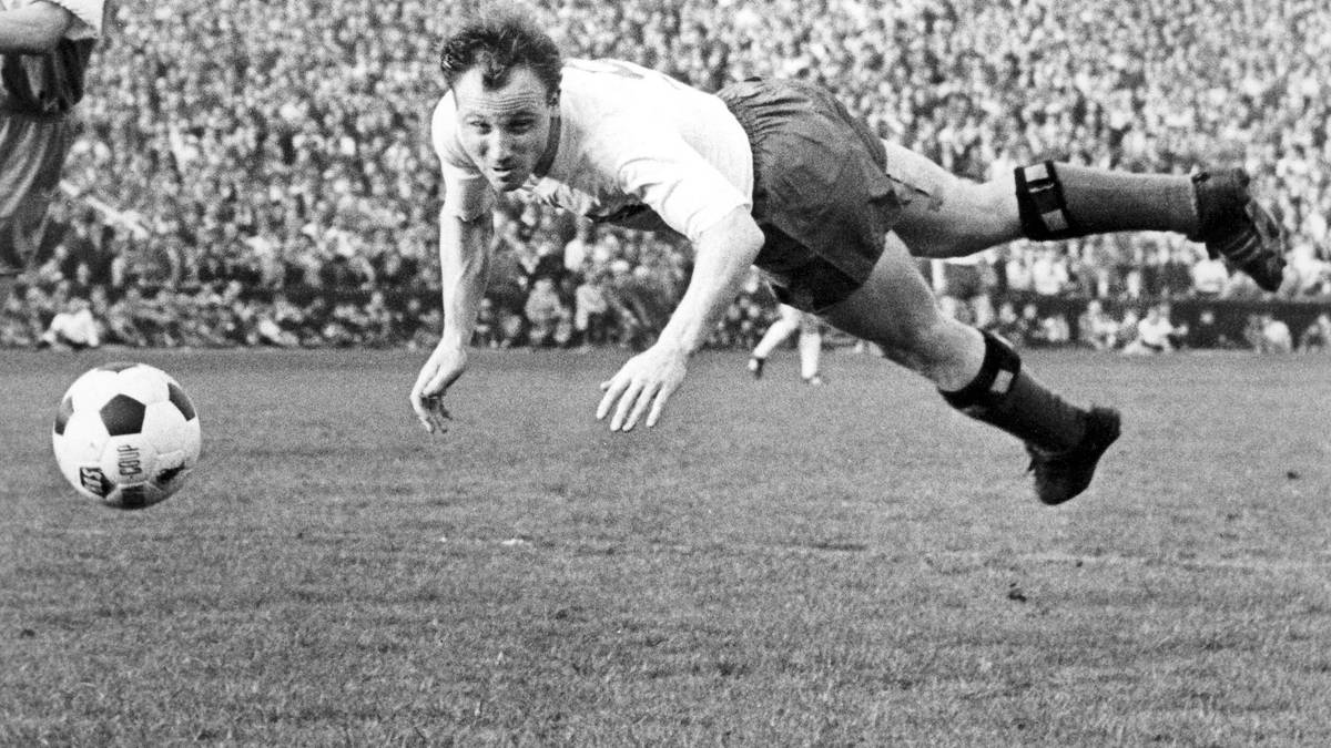 1963/64 beginnt auch für den HSV das Abenteuer Bundesliga. Und wer wird erster Torschützenkönig des neuen deutschen Oberhauses? Natürlich Uwe Seeler mit 30 Treffern