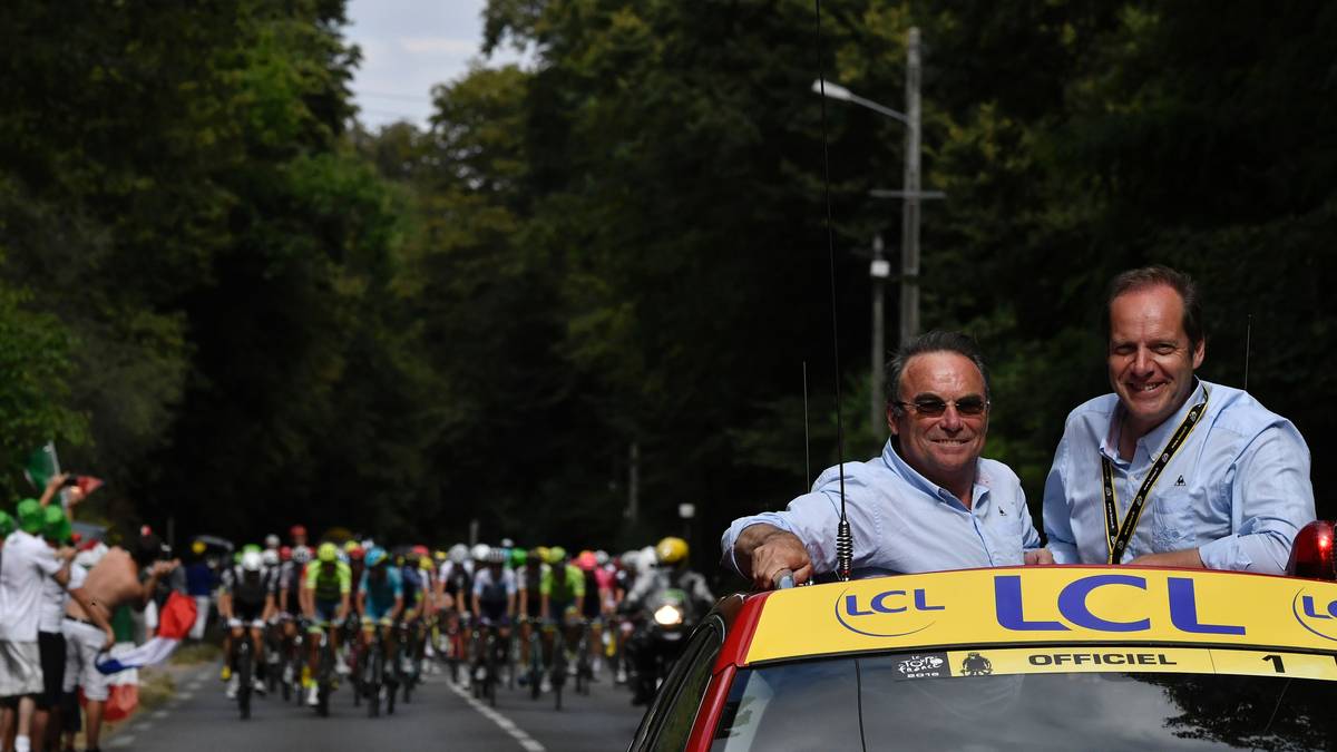 Dann geben die französisches Radsportlegende Bernard Hinault und Tourdirektor Christian Prudhomme die Etappe frei
