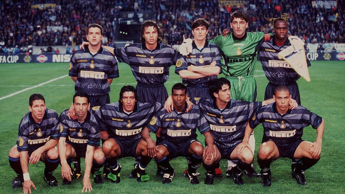 Simeones größter sportlicher Erfolg als Spieler ist der UEFA-Cup-Sieg mit Inter Mailand 1998. Das Team besiegt im Finale im Pariser Prinzenpark Lazio Rom mit 3:0