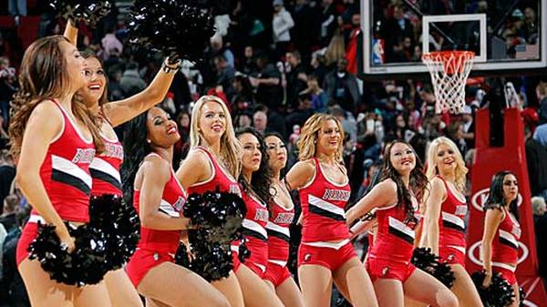 Keine Diashow ohne Cheerleader: Eine Reihe bezaubernder Ladies feuert die Portland Trail Blazers aus Oregon an - mit Erfolg. 102:100 gewinnt das Team vom Ex-Nationalspieler Chris Kaman gegen die Charlotte Hornets