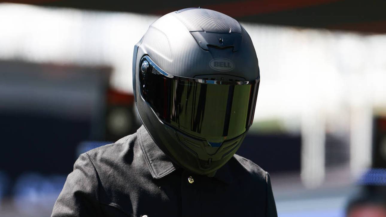Lewis Hamilton trägt einen Helm