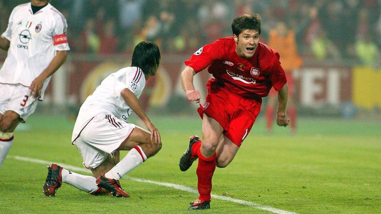 Xabi Alonso (Liverpool, re.) dreht nach seinem Ausgleichstreffer jubelnd ab, dahinter können Paolo Maldini (li.) und Alessandro Nesta (beide Milan) nur enttäuscht dreinschauen