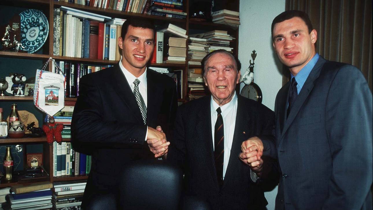 Max Schmeling empfing 1998 Wladimir (l.) und Vitali Klitschko