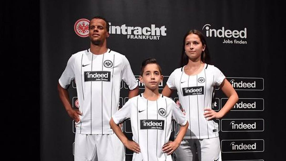 EINTRACHT FRANKFURT: Das neue Heimtrikot erstrahlt in Weiß, der Zebra-Look ist passe. Stattdessen glänzt das neue Design mit schwarzen, dünnen Vertikalstreifen. Auswärts treten die Hessen ganz in Schwarz auf