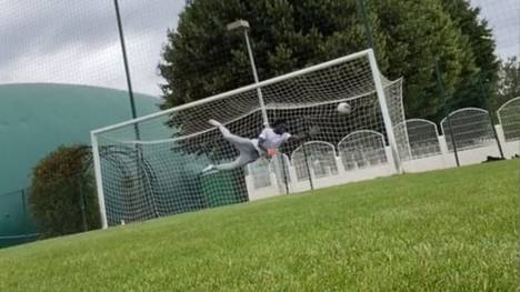 Es scheint nicht viel zu geben, was Alphonso Davies nicht kann: Aus dem Urlaub meldet sich Bayerns Linksverteidiger nun mit einem Video, in dem er sich als Torwart probiert.