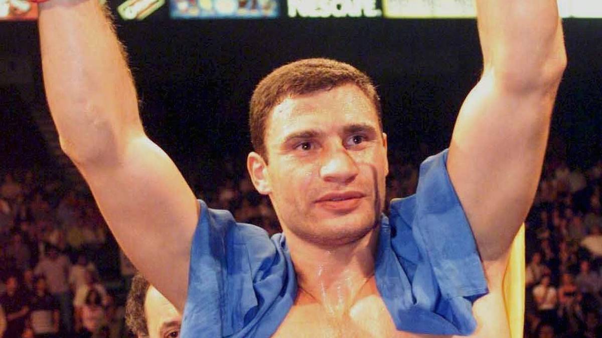 PLATZ 10 - VITALI KLITSCHKO: Der ältere und lange von den meisten Experten eigentlich als besser betrachtete Klitschko-Bruder. 1999 stieg "Dr. Eisenfaust" mit einem Sieg über Herbie Hide erstmals zum Weltmeister empor, verlor den Titel aber ein Jahr später gegen Chris Byrd