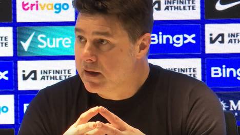 Mauricio Pochettino weist die 'dummen Gerüchte' über seine Zukunft bei Chelsea zurück und unterstreicht, dass sein Vertrag noch ein Jahr läuft und er bleiben möchte.