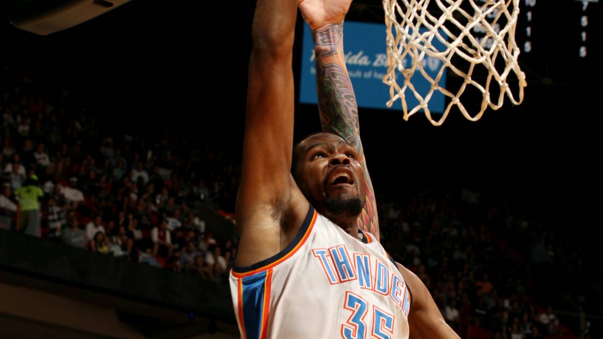 Kevin Durant sichert sich in der Vorsaison den Scoring-Title in der NBA - es ist bereits sein vierter in fünf Jahren. Nun wollen andere Punktesammler den verletzten Superstar der Oklahoma City Thunder vom Thron stoßen. SPORT1 zeigt die besten zehn Scorer der NBA-Saison 2014/2015