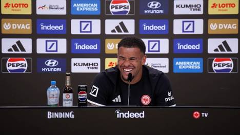 Noah Atubolu sorgt auf der Pressekonferenz für Gelächter, als er von seiner Wohnung in Frankfurt erzählt, die er die letzten Jahre vermietete.