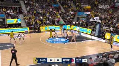 Die BBL-Highlights der Partie MHP RIESEN Ludwigsburg - Fitness First Würzburg Baskets im Video.
