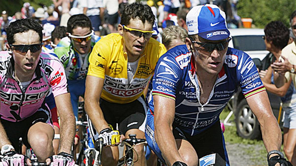 Der inzwischen als Betrüger entlarvte Lance Armstrong (r.) holt sich 2002 auf dem Anstieg in den Skiort La Mongie auch das Gelbe Trikot - sein Triumph ist annulliert