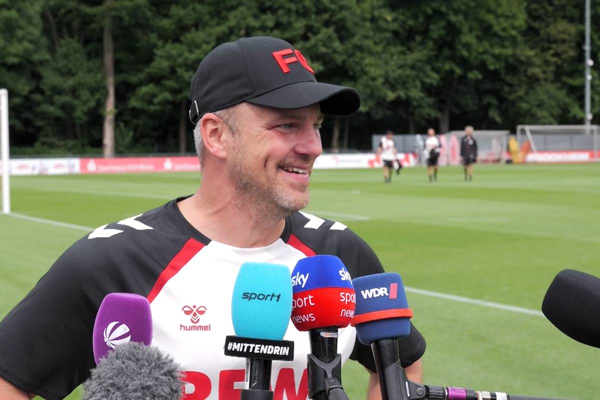 Kölns neuer Trainer Lukas Kwasniok wird bei einer Presserunde nach dem ersten Training kalt erwischt - und deutet den Transfer eines Weltmeister-Torwarts an.