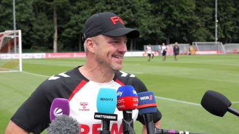 Kölns neuer Trainer Lukas Kwasniok wird bei einer Presserunde nach dem ersten Training kalt erwischt - und deutet den Transfer eines Weltmeister-Torwarts an.