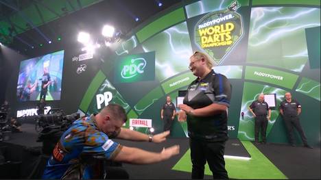 Beau Greaves verliert ihr Erstrundenmatch gegen Daryl Gurney, erhält aber viel Anerkennung und Zuspruch von ihrem Gegner.